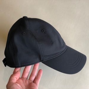 Black cap by lululemon